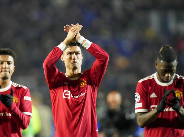 Manchester United's Cristiano Ronaldo, center, applauds the fans at the end of the Champions League group F soccer match between Atalanta and Manchester United, at the Stadio di Bergamo, in Bergamo, Italy, Tuesday, Nov. 2, 2021. The game ended in a 2-2 draw. (AP Photo/Luca Bruno)
