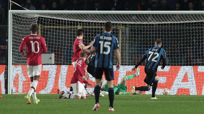 BERGAMO, ITALY - NOVEMBER 02: Josip Ilicic of Atalanta BC scores their sides first goal during the UEFA Champions League group F match between Atalanta and Manchester United at Stadio di Bergamo on November 02, 2021 in Bergamo, Italy. (Photo by Emilio Andreoli/Getty Images)