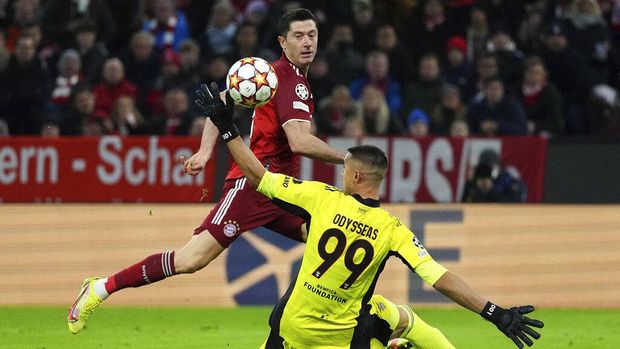 Bayern's Robert Lewandowski, left, heads the ball to score his side's first goal during the Champions League group E soccer match between Bayern Munich and Benfica Lisbon in Munich, Germany, Tuesday, Nov. 2, 2021.(AP Photo/Matthias Schrader)