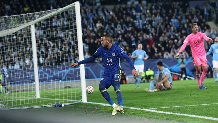 Chelseas Hakim Ziyech scores his teams first goal, during the Champions League group stage Group H soccer match between Malmo FF and Chelsea at Malmo Stadion, in Malmo, Sweden, Tuesday Nov. 2, 2021. (Andreas Hillergren/TT News Agency via AP)