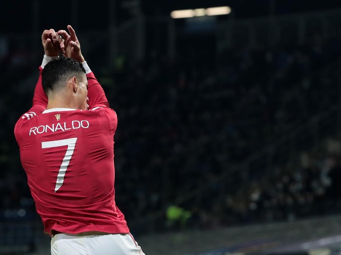 BERGAMO, ITALY - NOVEMBER 02: Cristiano Ronaldo of Manchester United celebrates after scoring their side's first goal during the UEFA Champions League group F match between Atalanta and Manchester United at Gewiss Stadium on November 02, 2021 in Bergamo, Italy. (Photo by Emilio Andreoli/Getty Images)