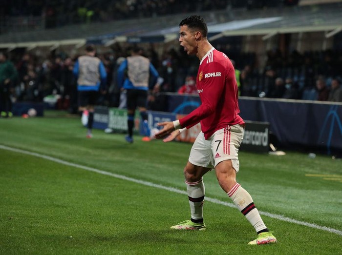 BERGAMO, ITALY - NOVEMBER 02: Cristiano Ronaldo of Manchester United celebrates after scoring their side's first goal during the UEFA Champions League group F match between Atalanta and Manchester United at Stadio di Bergamo on November 02, 2021 in Bergamo, Italy. (Photo by Emilio Andreoli/Getty Images)