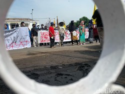 Soroti Program BPNT, Mahasiswa Geruduk Gedung DPRD Karawang