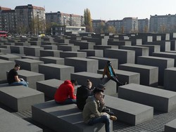 Polisi Berlin Minta Maaf Usai Berlatih Fisik di Tugu Holocaust