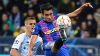 7. Eric Garcia angkat kaki dari Barcelona pada 2017 untuk gabung Manchester City. Performanya bersama City membuat Barca meminangnya lagi di tahun 2020. Foto: AFP/SERGEI SUPINSKY