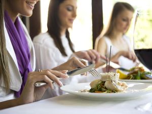 7 Etika Makan Teraneh di Dunia dari Kentut hingga Sendawa