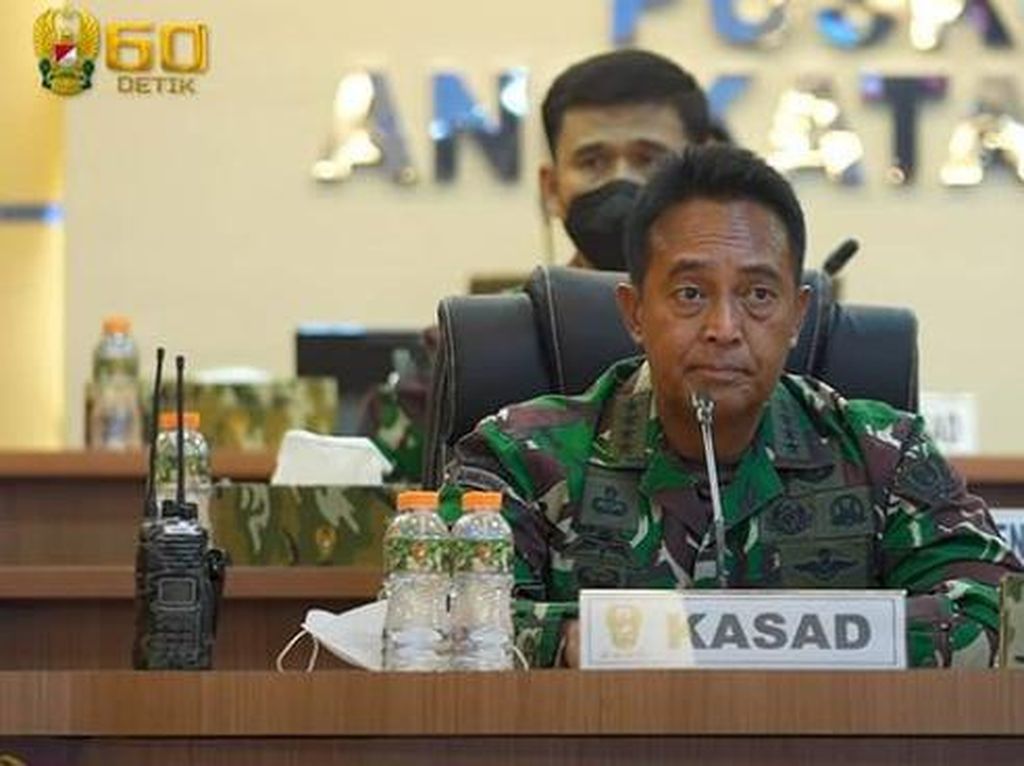 Momen Manis Jenderal Andika Saat Potong Kue Bersama Istri Momen Manis Jenderal Andika Saat Potong Kue Bersama Istri