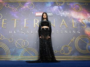 Gemma Chan Bertudung di Karpet Merah Eternals