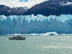 Detik-detik Runtuhnya Sebagian Gletser di Argentina