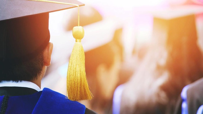 Ilustrasi Wisuda Mahasiswa shot of graduation hats during commencement success graduates of the university, Concept education congratulation. Graduation Ceremony ,Congratulated the graduates in University.