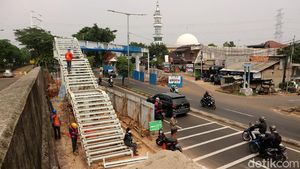 Intip Pembangunan JPO di Jalan Kolonel Sugiono Jaktim