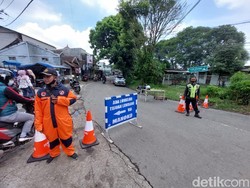 Jalan Kolonel Masturi Arah Lembang Terputus Longsor, Lalin Dialihkan