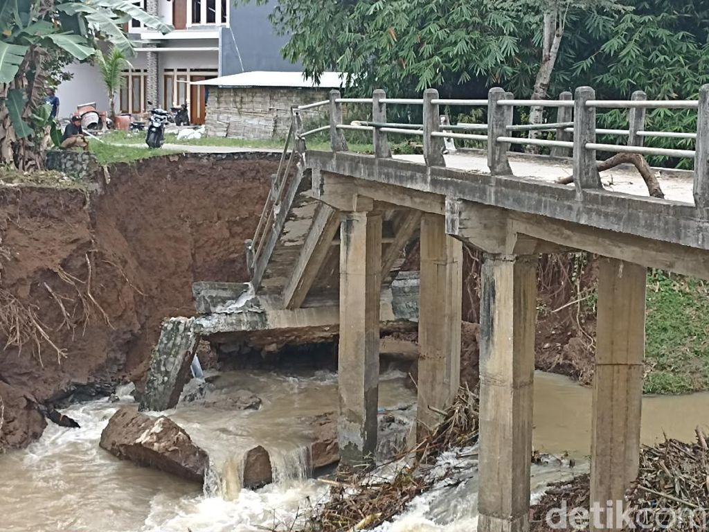 Tergerus Air Sungai, Jembatan Penghubung 2 Kecamatan di Tulungagung Ambrol