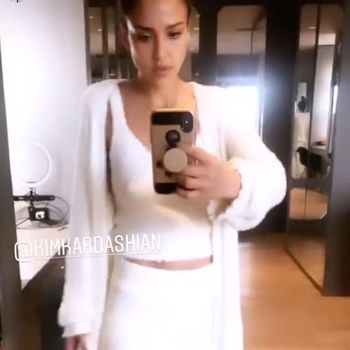 Jessica Alba memakai Skims