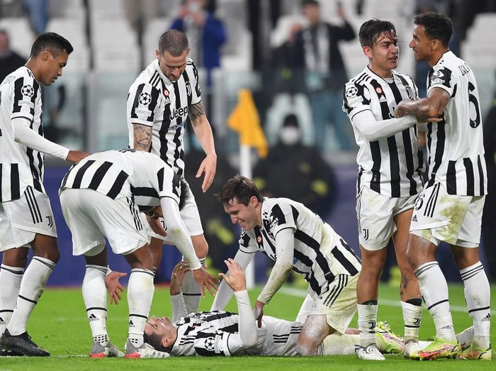 TURIN, ITALY - NOVEMBER 02:  Alvaro Morata of Juventus celebrates his goal with team mate Federico Chiesa during the UEFA Champions League group H match between Juventus and Zenit St. Petersburg at Allianz Stadium on November 2, 2021 in Turin, Italy.  (Photo by Valerio Pennicino/Getty Images)