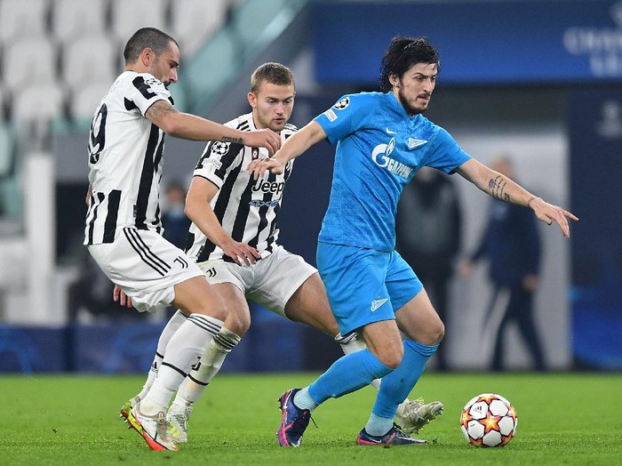 TURIN, ITALY - NOVEMBER 02:  Leonardo Bonucci of Juventus competes with Sardar Azmoun of Zenit St. Petersburg during the UEFA Champions League group H match between Juventus and Zenit St. Petersburg at Allianz Stadium on November 2, 2021 in Turin, Italy.  (Photo by Valerio Pennicino/Getty Images)