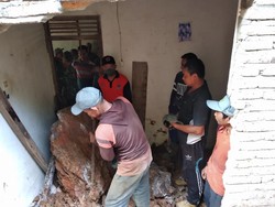 Longsor Jebol Tembok Rumah Warga Trenggalek