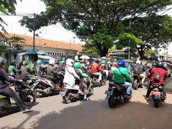 detikcom Do Your Magic: WFO Naik, Ojol Kian Berjejal Depan Stasiun Manggarai