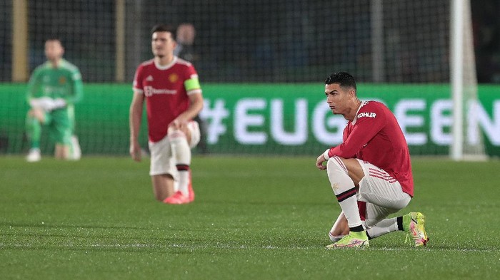 BERGAMO, ITALY - NOVEMBER 02: Cristiano Ronaldo of Manchester United takes a knee in support of the fight against racism during the UEFA Champions League group F match between Atalanta and Manchester United at Stadio di Bergamo on November 02, 2021 in Bergamo, Italy. (Photo by Emilio Andreoli/Getty Images)