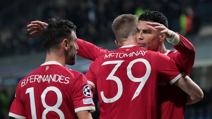 BERGAMO, ITALY - NOVEMBER 02: Cristiano Ronaldo of Manchester United celebrates with teammates Scott McTominay and Bruno Fernandes after scoring their sides first goal during the UEFA Champions League group F match between Atalanta and Manchester United at Gewiss Stadium on November 02, 2021 in Bergamo, Italy. (Photo by Emilio Andreoli/Getty Images)