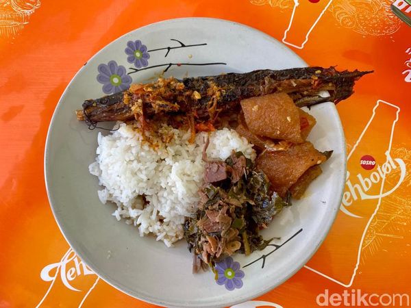 Huaah! Tersengat Pedasnya Lele Asap Kuah Merah di Mangut Lele Mbah Marto