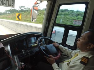 Seluk Beluk Sopir Bus AKAP, Begini Pembagian Jam Kerja dan Waktu Liburnya Seluk Beluk Sopir Bus AKAP, Begini Pembagian Jam Kerja dan Waktu Liburnya