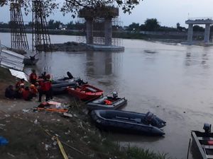 Korban Perahu Tambang Belum Ditemukan, Warga Ritual Sebar Kembang 7 Rupa Korban Perahu Tambang Belum Ditemukan, Warga Ritual Sebar Kembang 7 Rupa