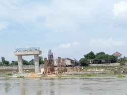 Keluarga Korban Penumpang Perahu Tambang Tenggelam di Bojonegoro Berdatangan