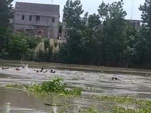 Perahu Tambang Tenggelam di Bengawan Solo Bojonegoro Angkut Puluhan Penumpang Perahu Tambang Tenggelam di Bengawan Solo Bojonegoro Angkut Puluhan Penumpang