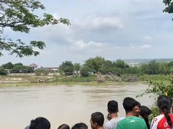 Perahu Tambang Penuh Penumpang di Bengawan Solo Bojonegoro Tenggelam