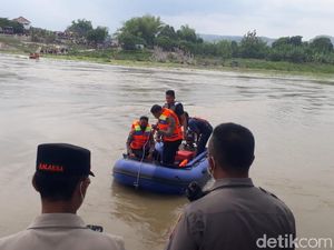 Tim SAR Dikerahkan Cari Korban Perahu Tenggelam di Bengawan Solo Tim SAR Dikerahkan Cari Korban Perahu Tenggelam di Bengawan Solo