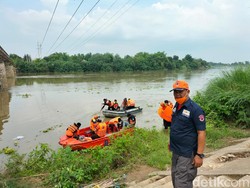 BPBD Lamongan Ikut Sisir Bengawan Solo Cari Korban Perahu Tambang Tenggelam