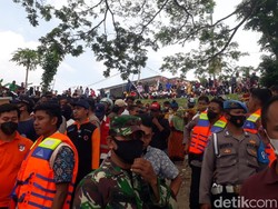 Harap-harap Cemas Keluarga Korban Perahu Tambang Tenggelam di Bengawan Solo