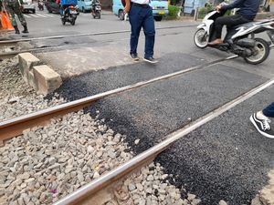 Detik-detik Pengendara Motor Nyaris Disambar KRL di Kalideres Detik-detik Pengendara Motor Nyaris Disambar KRL di Kalideres