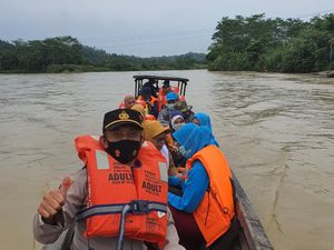 Perjuangan Petugas Vaksinasi di Pedalaman Aceh, Naik Perahu 1,5 Jam