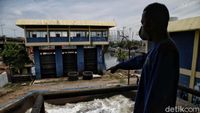 Kerja Keras Para Petugas Pompa Air di Musim Penghujan