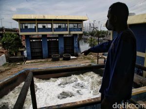 Kerja Keras Para Petugas Pompa Air di Musim Penghujan Kerja Keras Para Petugas Pompa Air di Musim Penghujan