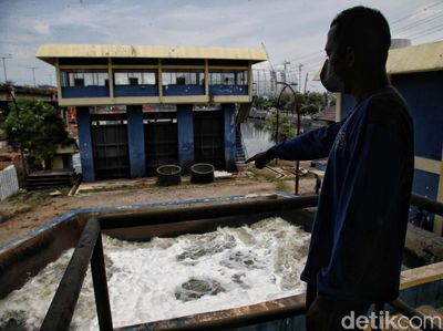 Kerja Keras Para Petugas Pompa Air di Musim Penghujan