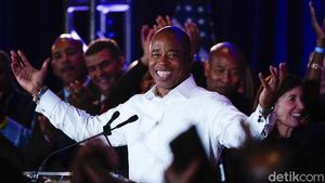 Senyum Eric Adams, Afro-Amerika Pensiunan Polisi yang Jadi Wali Kota New York