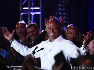 Senyum Eric Adams, Afro-Amerika Pensiunan Polisi yang Jadi Wali Kota New York Senyum Eric Adams, Afro-Amerika Pensiunan Polisi yang Jadi Wali Kota New York