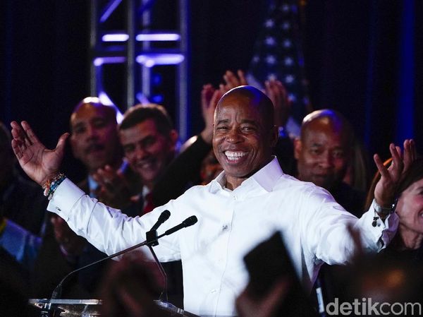 Senyum Eric Adams, Afro-Amerika Pensiunan Polisi yang Jadi Wali Kota New York