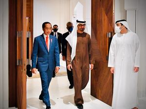 Momen Jokowi Disambut Hangat Pangeran MBZ di Abu Dhabi Momen Jokowi Disambut Hangat Pangeran MBZ di Abu Dhabi