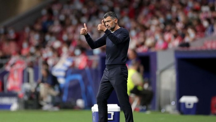 MADRID, SPAIN - SEPTEMBER 15: Sergio Conceicao, Head Coach of FC Porto reacts during the UEFA Champions League group B match between Atletico Madrid and FC Porto at Wanda Metropolitano on September 15, 2021 in Madrid, Spain. (Photo by Gonzalo Arroyo Moreno/Getty Images)