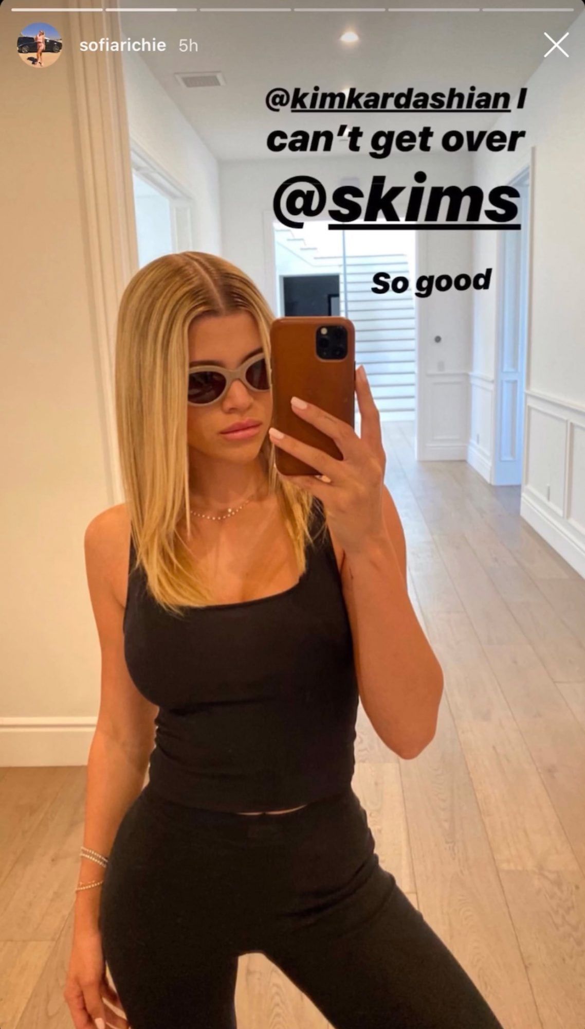 Sofia Richie memakai Skims