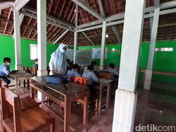 Tergusur JJLS, Murid SD Gunungkidul Ini Sekolah Tatap Muka di Balai Dukuh