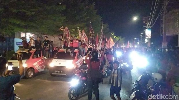 Suporter PSM Makassar konvoi merayakan HUT ke-106 Klub, Selasa (2/11/2021)
