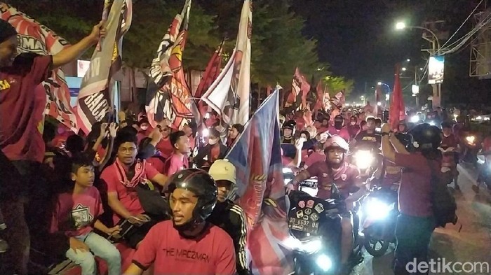 Suporter PSM Makassar konvoi merayakan HUT ke-106 Klub, Selasa (2/11/2021)
