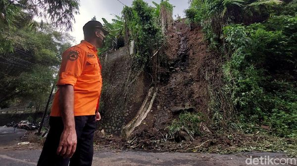 Terdampak Longsor, Jalan Kolonel Masturi Arah Lembang Putus
