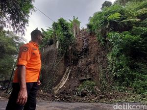 Terdampak Longsor, Jalan Kolonel Masturi Arah Lembang Putus