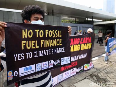 Terkait Perubahan Iklim, Kedubes Inggris di Jakarta Digeruduk Demonstran